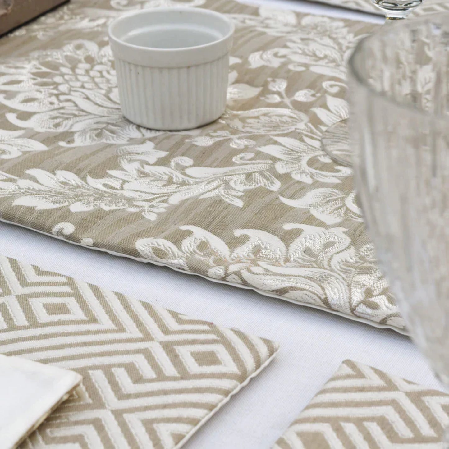 Majestic Bonanza Sand brown Table Set